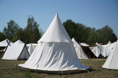 Almanya 'da bir ortaçağ festivalinde kamp hayatı izlenimi