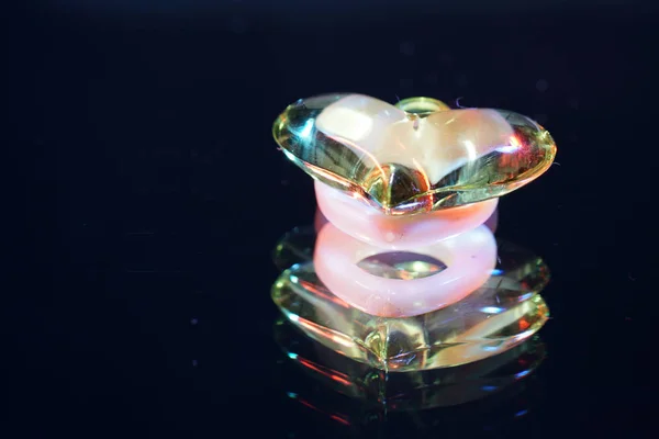 Corazón Plástico Colorido Fotografiado Superficie Del Espejo Estudio — Foto de Stock