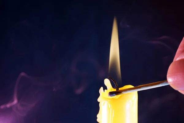 Kerze Mit Rauch Und Flamme Fotografiert Atelier Mit Farbfolien Vor — Stockfoto