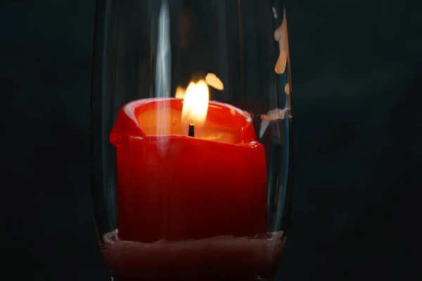 Vela Com Fumaça Chama Fotografada Estúdio Com Folhas Coloridas Antes — Fotografia de Stock