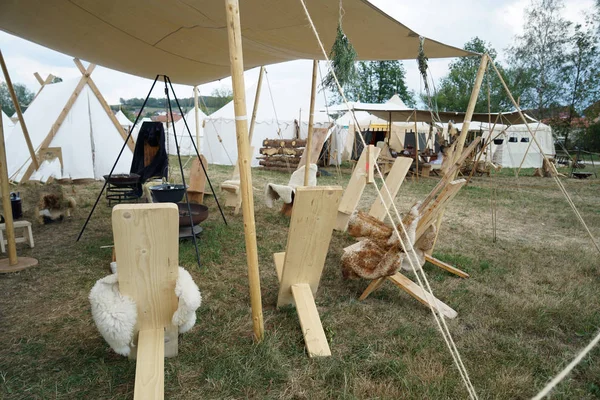 Almanya 'da bir ortaçağ festivalinde kamp hayatı izlenimi