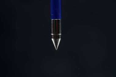 Oyuncak silahlar için cephane stüdyodaki aynada fotoğraflandı.