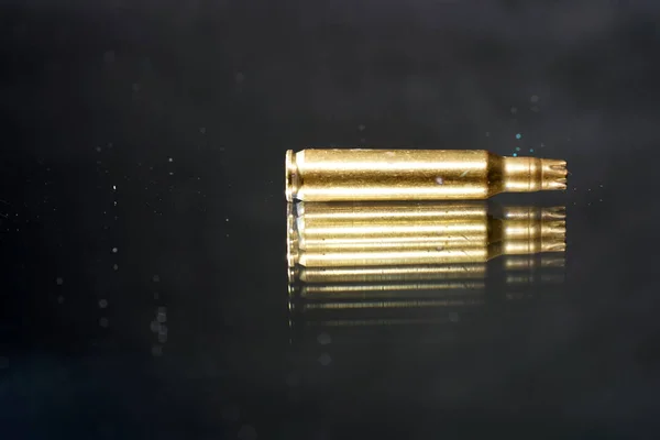 スタジオでミラーで撮影されたおもちゃの銃の弾薬 — ストック写真