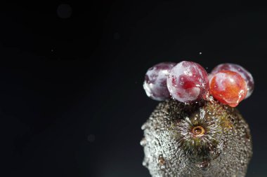 Buzlu suda bir sürü üzüm ve stüdyoda renkli flaşlar.