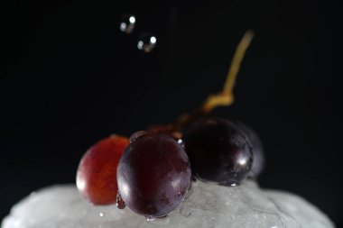 Buzlu suda bir sürü üzüm ve stüdyoda renkli flaşlar.