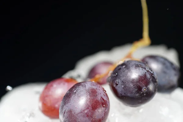 Bunches Grapes Ice Water Colorful Flashes Photographed Studio — Stock Photo, Image