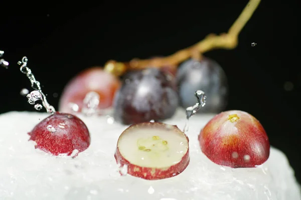 Bunches Grapes Ice Water Colorful Flashes Photographed Studio — Stock Photo, Image