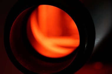 Stüdyoda flaşlı fotograflı eski slayt projektörü.