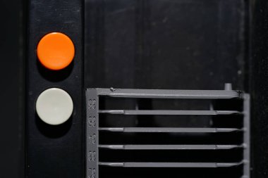 Stüdyoda flaşlı fotograflı eski slayt projektörü.