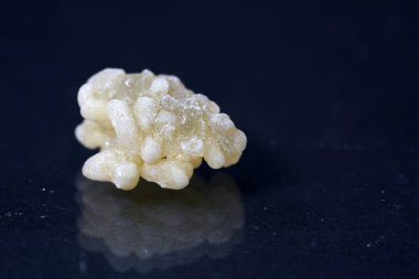 Eritre reçinesi, hoş bir koku yaktıktan sonra yayıldı ve senin kokun et ve balık tüttürmek için çok iyi, stüdyoda fotoğraflandı..