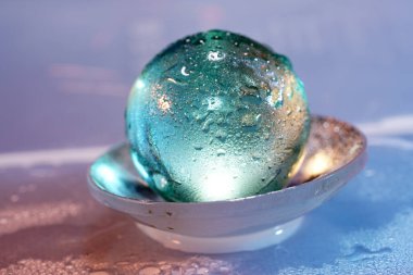 Stüdyoda makroyla çekilmiş renkli cam toplar.