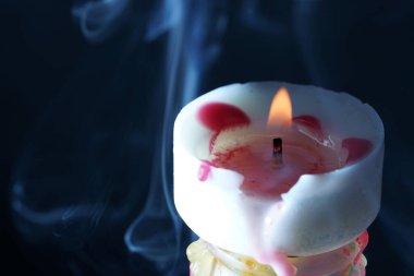 Stüdyoda mum damlayan mumlar fotoğraflandı.                          