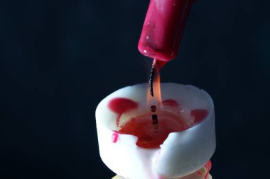 Stüdyoda mum damlayan mumlar fotoğraflandı.                          