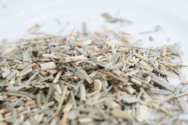 Limon çimenleri ışıktan sonra hoş bir koku yayar ve bu yüzden stüdyoda çekilmiş et ve balık tüttürmek için çok uygundur..