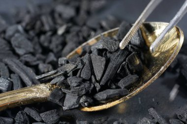 Styrax reçinesi hoş bir koku yaktıktan sonra yayıldı ve senin kokun et ve balık tüttürmek için çok iyi, stüdyoda fotoğraflandı..