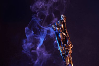 Işıklar yanıp sönmeden önce renkli folyolarla fotoğraflanmış.