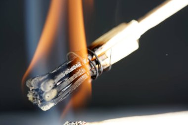 Işıklar yanıp sönmeden önce renkli folyolarla fotoğraflanmış.