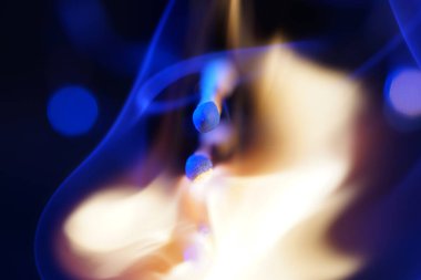 Işıklar yanıp sönmeden önce renkli folyolarla fotoğraflanmış.