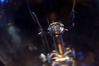 Stüdyoda siyah arka plandaki eski ampuller flaşla fotoğraflandı.