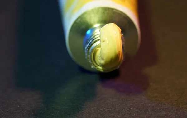 Gelbgrüne Ölfarbe Frisch Aus Der Tube Für Künstler Mit Pinsel — Stockfoto