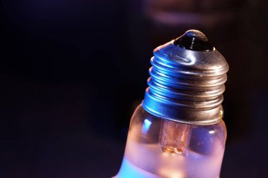 Stüdyoda siyah arka plandaki eski ampuller flaşla fotoğraflandı.