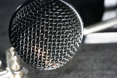 Stüdyoda el feneriyle çekilmiş tel örgülü mikrofonlar.                           