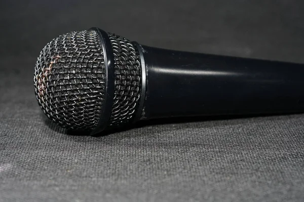Микрофоны Проводной Сеткой Сфотографированы Студии Фонариком — стоковое фото