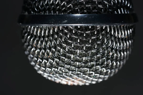 Stüdyoda Feneriyle Çekilmiş Tel Örgülü Mikrofonlar — Stok fotoğraf