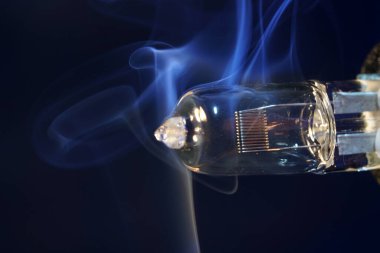 Stüdyoda dumanlı elektrik ampulü.