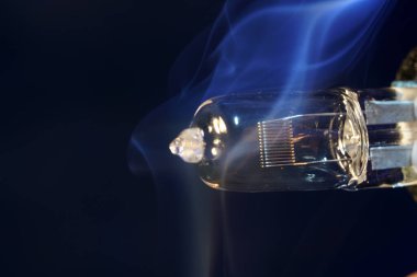 Stüdyoda dumanlı elektrik ampulü.