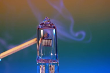 Stüdyoda dumanlı elektrik ampulü.