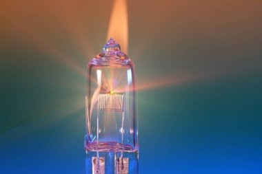 Stüdyoda dumanlı elektrik ampulü.