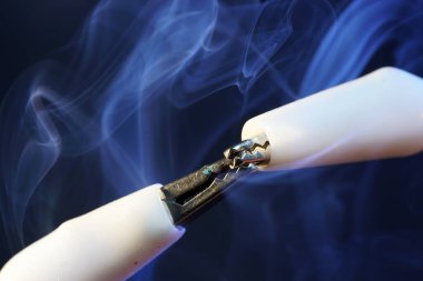 Stüdyoda dumanlı elektrik kabloları var.