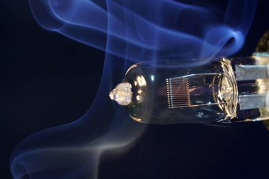 Stüdyoda dumanlı elektrik kabloları var.