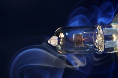 Stüdyoda dumanlı elektrik kabloları var.