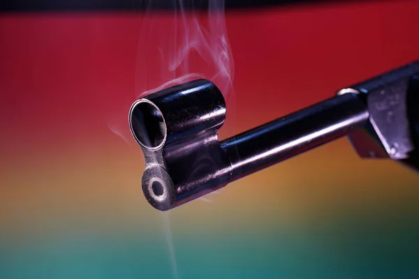 Pistola Com Barril Fumo Gravada Estúdio — Fotografia de Stock