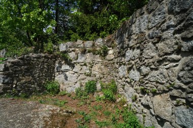 Doğal taştan ustalıkla yapılmış duvarlar.