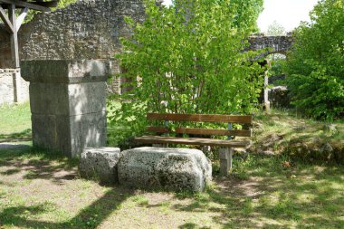 Doğal taşlardan yapılmış kapı dayanıklıdır.