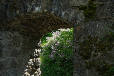 Doğal taşlardan yapılmış kapı dayanıklıdır.