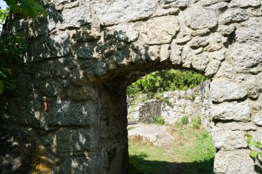 Doğal taşlardan yapılmış kapı dayanıklıdır.