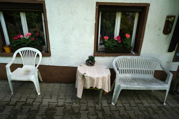 リラックスするためにあなたを招待椅子やベンチ — ストック写真