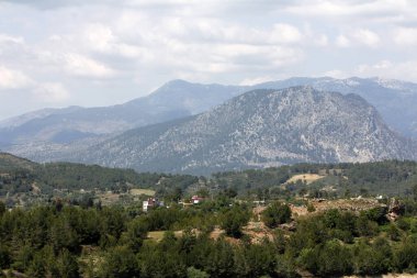 Manzaraya mükemmel uyan dağlar tatilde fotoğraflandı.              