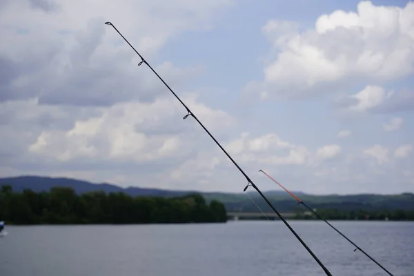 ドナウ川で真夏の午後に釣りをしながら撮影した釣りのタックル — ストック写真