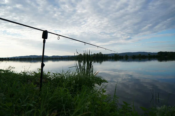 ドナウ川で真夏の午後に釣りをしながら撮影した釣りのタックル — ストック写真