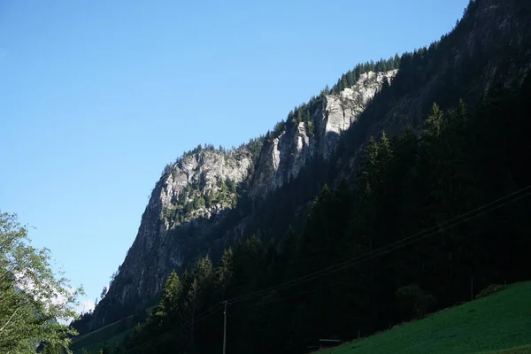 休暇中に撮影された風景に見事に収まる山 — ストック写真