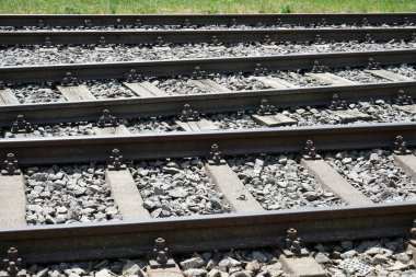 Sertleştirilmiş çelik tren rayları güneşli bir bahar gününde fotoğraflandı.                