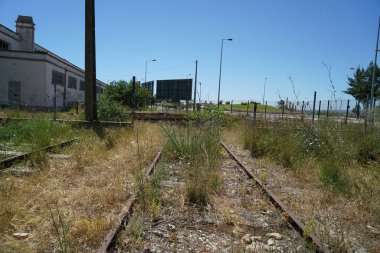 Sertleştirilmiş çelik tren rayları güneşli bir bahar gününde fotoğraflandı.                