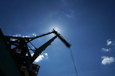 Bavyera 'daki Tuna' da bir sanayi limanında çekilen Crane,                     