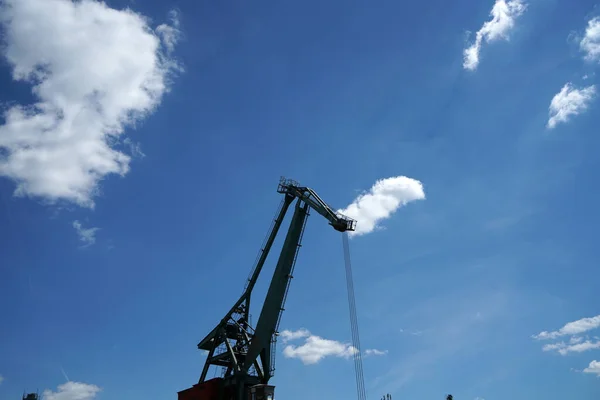 Grúa Puerto Industrial Danubio Baviera Fotografiada Primavera — Foto de Stock