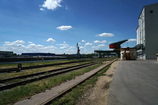 Żuraw Porcie Przemysłowym Nad Dunajem Bawarii Sfotografowany Wiosną — Zdjęcie stockowe